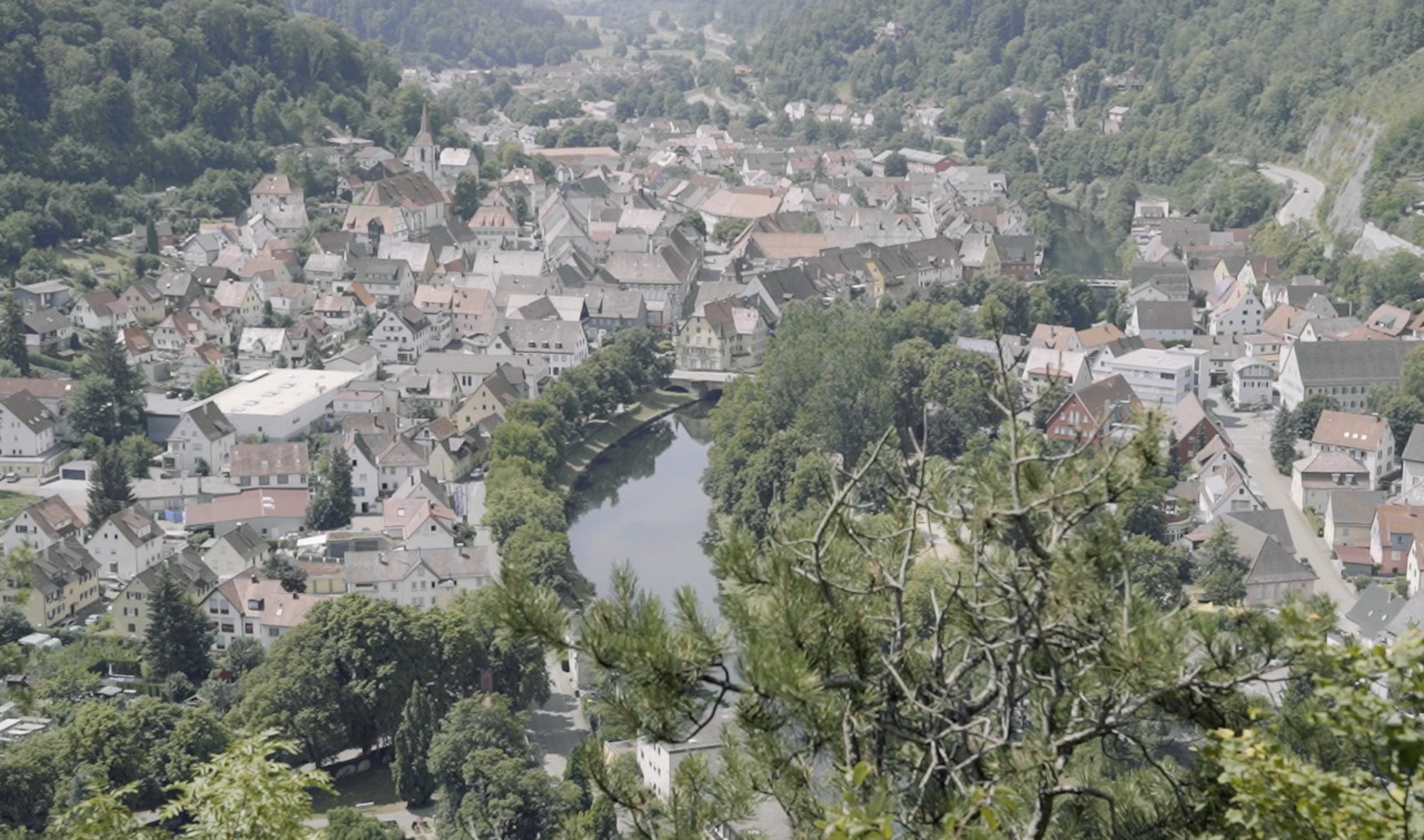 Bild aus der Filmdokumentation des Weiterkommen-Projekts "Kultur Hoch 10": Eine Panoramaansicht über die Stadt Sulz am Neckar.