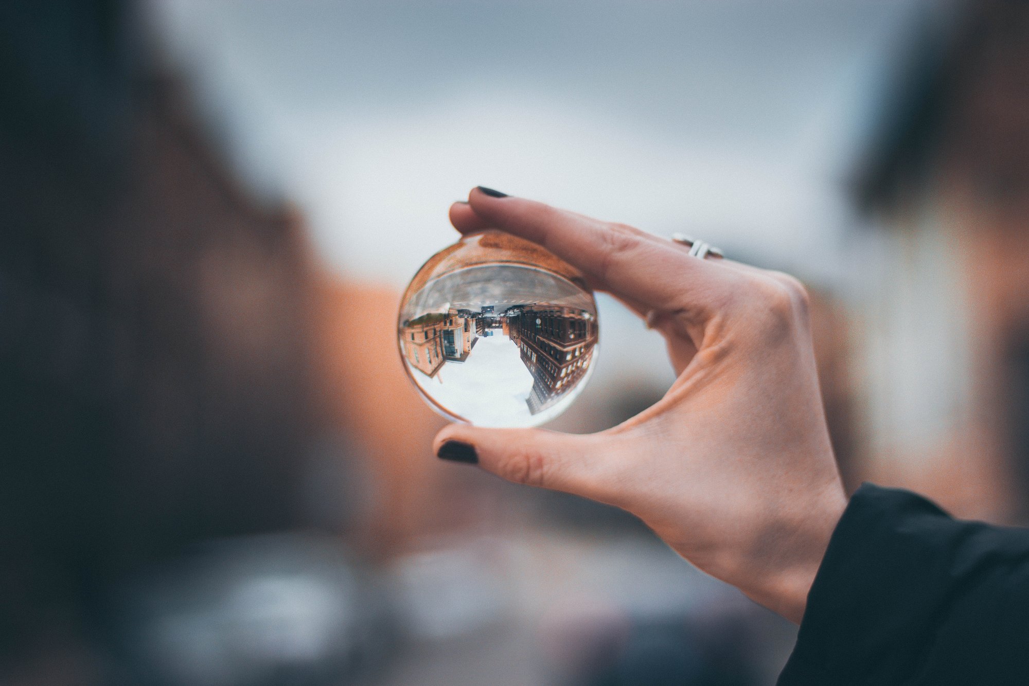 Glaskugel in einer Hand, durch die eine Stadtansicht auf dem Kopf gezeigt wird
Bild: Anika Huizinga