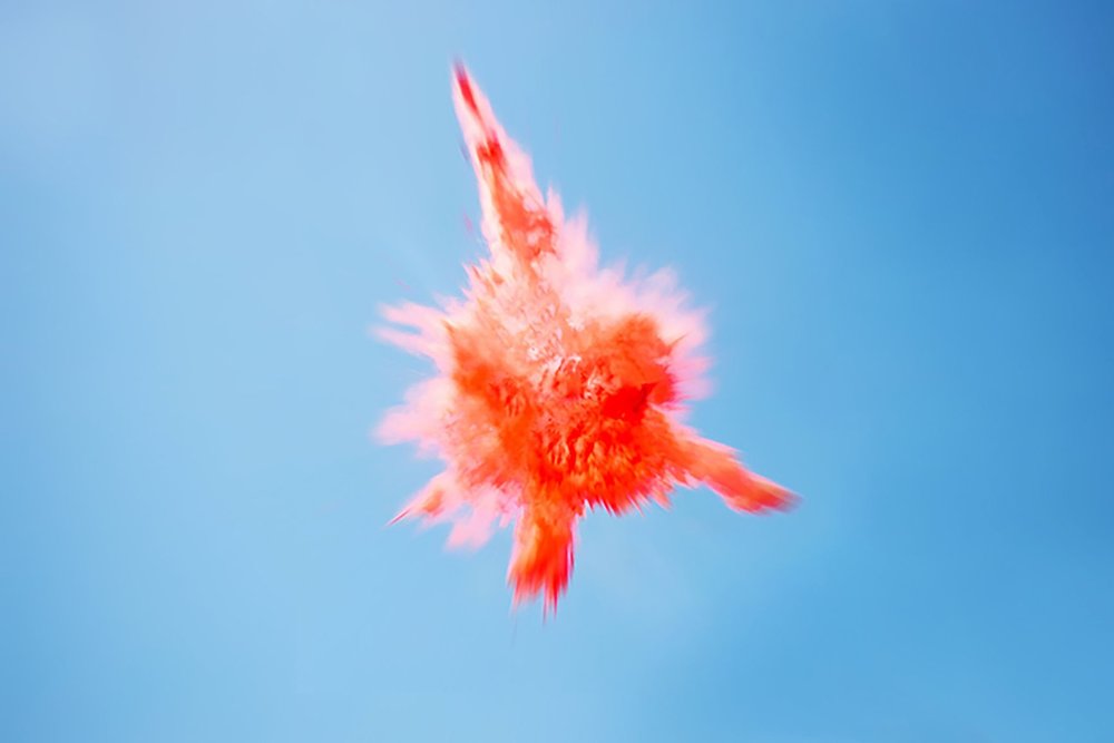 Rote Farbexplosion vor blauem Hintergrund
Bild: Artur Debat | Getty Images