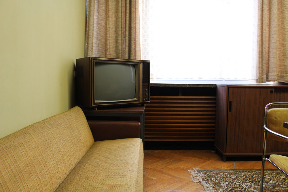 Brauner Röhrenfernseher in altem Wohnzimmer
Bild: Sebastien le Derout