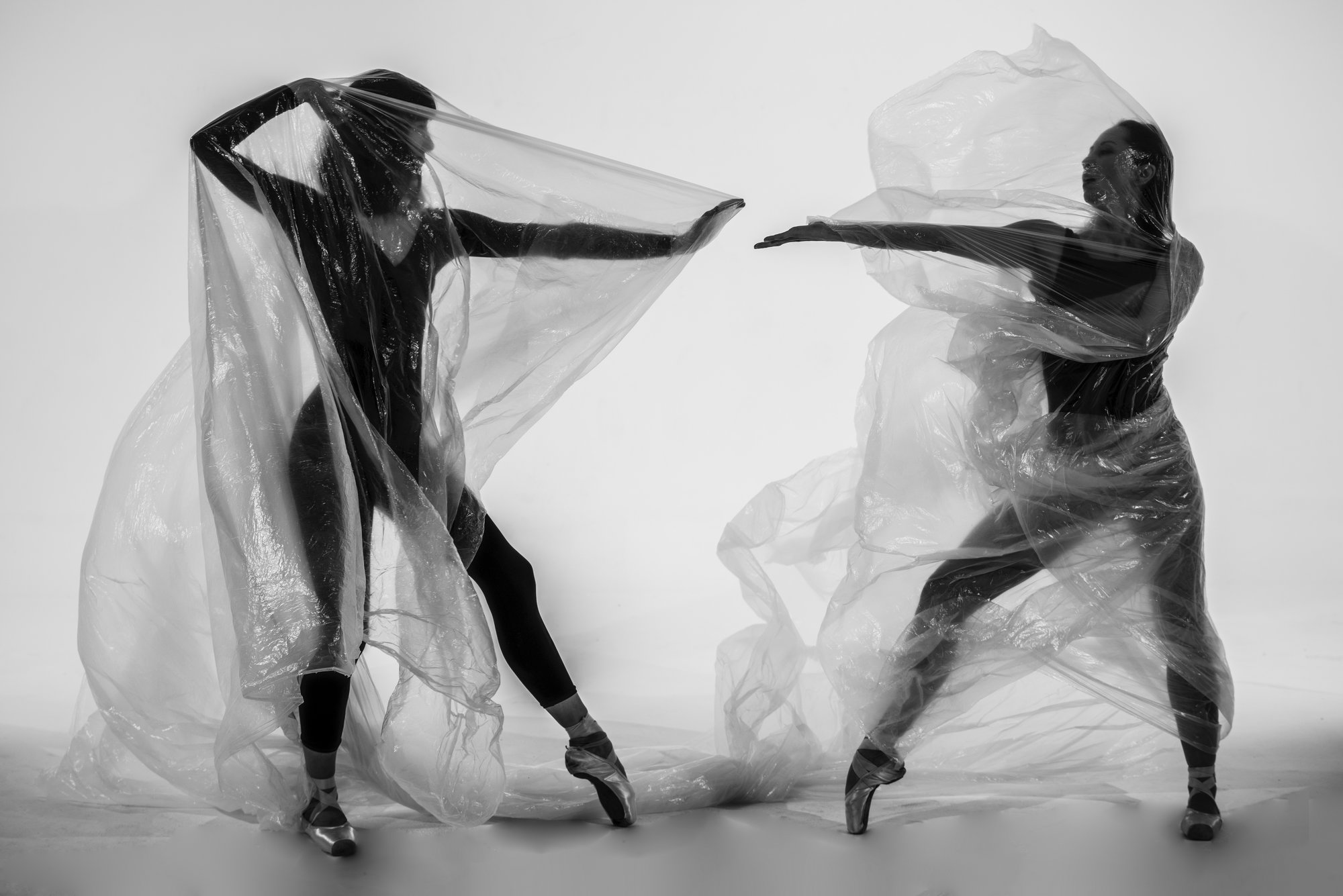 Zwei Ballerinen tanzen unter einer durchsichtigen Plastikplane
Bild: Nihal Demirci
