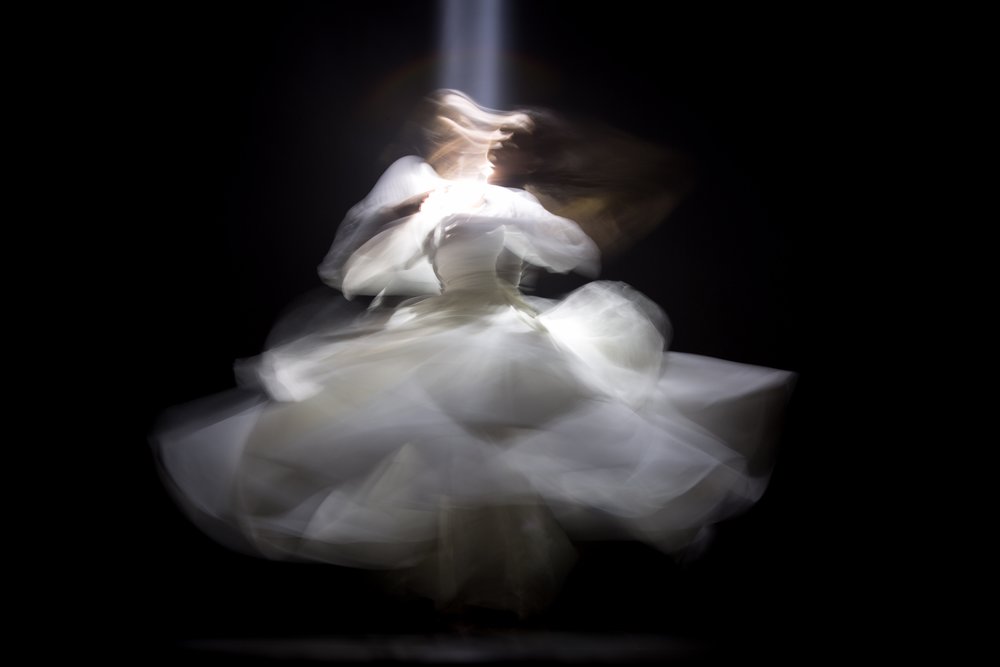 Tanzende Frau im weißen Kleid
Bild: Ahmad Odeh